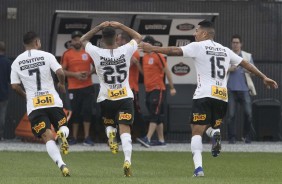 Sornoza, Clayson e Ralf comemoram gol do Corinthians contra o Santos