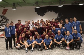 Todo o elenco e comissão técnica reunidos para homenagear os 400 jogos de Ralf
