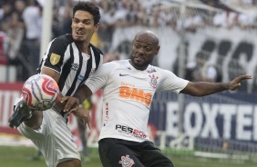 Vagner Love divide a bola em partida contra o Santos