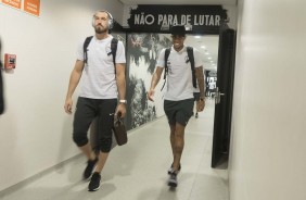 Walter e Gustagol chegando para o clássico contra o Santos