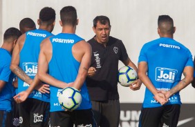 Carille passa informaes aos jogadores do Corinthians