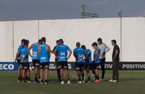 Carille passa instrues para os titulares do Corinthians no CT
