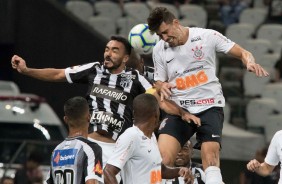 Danilo Avelar sobe no alto para cabecear bola contra o Ceara