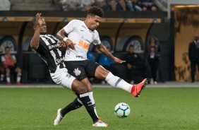 Jnior Urso em disputa de bola na partida contra o Cear