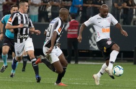 Vagner Love carrega a bola na partida contra o Cear