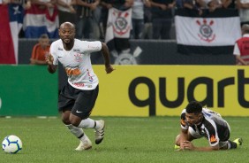 Vagner Love correndo para o ataque contra o Cear