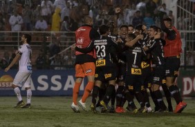 Elenco do Corinthians comemorando vaga na final