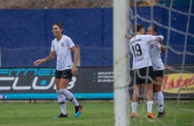 Crivelari comemora o gol de Juliete contra o Taubat
