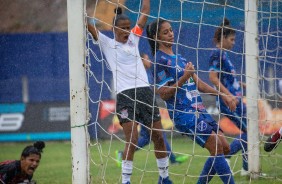 Grazy  comemora o gol de Juliete, contra o Taubat