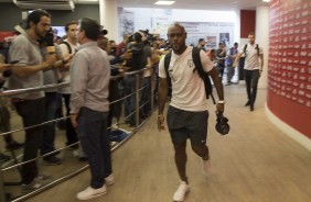 Vagner Love chega ao vestirio do Morumbi antes do jogo contra o So Paulo