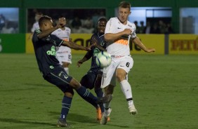 Carlos Augusto em partida contra a Chapecoense, pela Copa do Brasil