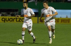 Clayson e Carlos Augusto no jogo contra a Chapecoense, pela Copa do Brasil