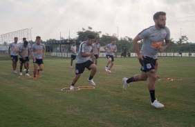 Andr Lus e companheiros treinam nesta segunda-feira no CT