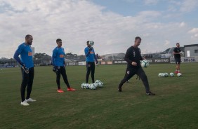 Jogadores do Corinthians treinam nesta segunda-feira