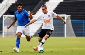 Lucas Piton atuando contra o Cruzeiro, pela Copa do Brasil Sub-20