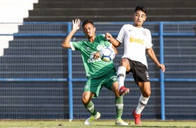 Meia Fabrcio Oya em jogada contra a Chapecoense, pela Copa do Brasil Sub-20