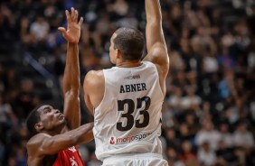 Abner em jogada contra o Flamengo, pelas quartas de final do NBB