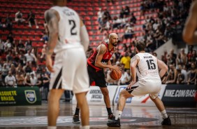 Abner no jogo contra o Flamengo, pelo NBB, no Ginsio Wlamir Marques