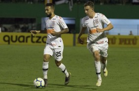 Clayson e Carlos no jogo contra a Chapecoense, pela Copa do Brasil, na Arena Cond