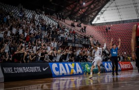 Fuller agita a torcida no embate contra o Flamengo, pelas quartas de final do NBB