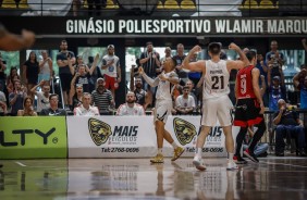 Fuller e Parodi comemorando no duelo contra o Flamengo, pelo NBB