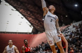 Fuller em mais uma cesta para o Corinthians no duelo contra o Flamengo, pelo NBB