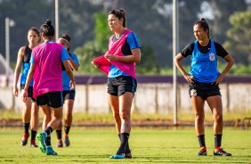 Gabi Zanotii e Diany, do Corinthians Futebol Feminino, no treino nesta quarta-feira