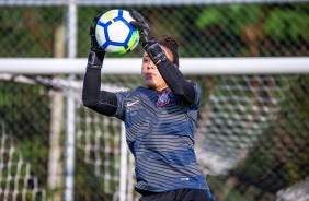 Goleira Lelê, do Corinthians Futebol Feminino, treina nesta quarta-feira