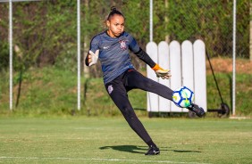 Goleira Taty Amaro, do Corinthians Futebol Feminino, treina nesta quarta-feira