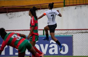 Grazi comemorando seu gol contra a Portuguesa