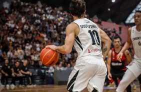 Gustavinho atuando contra o Flamengo, pelo NBB, no Ginsio Wlamir Marques