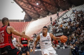 Humberto enfrentando o Flamengo, pelo NBB, no Ginsio Wlamir Marques