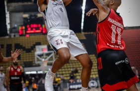 Humberto no momento de sua cesta contra o Flamengo, pelo NBB