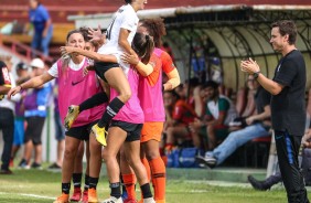 Jogadoras comemoram gol de Paulinha contra a Portuguesa, pelo Paulista Feminino