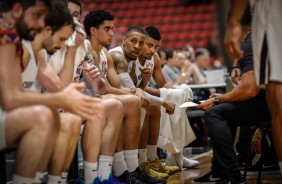 Jogadores do Corinthians durante jogo contra o Flamengo, pelo NBB, no Ginásio Wlamir Marques