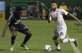 Meia Clayson atuando contra a Chapecoense, pela Copa do Brasil, na Arena Cond