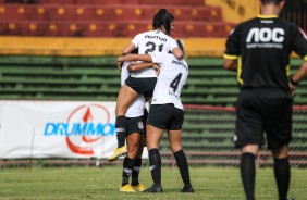 Meninas do Corinthians Feminino comemoram goleada por 5 a 0 sobre a Portuguesa