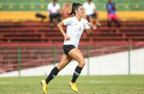 Paulinha comemora seu gol contra a Portuguesa, pelo Paulista Feminino