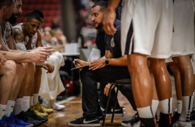 Técnico Bruno Savignani passa instruções aos jogadores no embate contra o Flamengo, pelo NBB