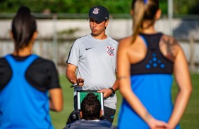 Técnico Rodrigo Iglesis, do Corinthians Futebol Feminino, no treino desta quarta-feira