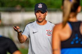 Treinador Rodrigo Iglesis, do Corinthians Futebol Feminino, no treino nesta quarta-feira