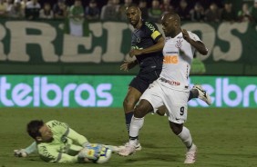 Vagner Love no embate diante a Chapecoense, pela Copa do Brasil, na Arena Cond