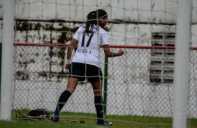 Victória comemora seu gol contra a Portuguesa, pelo Paulista Feminino