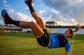 Zanotti em belo voleio durante o treino do Corinthians Futebol Feminino