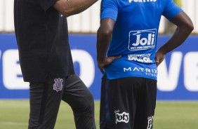 Carille conversa com Vagner Love no treino que prepara o time para jogo contra o Santos