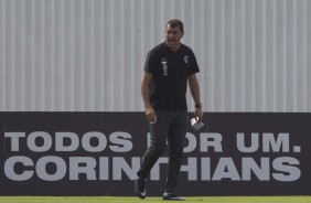 Carille instrui os jogadores no treinamento de hoje no CT Joaquim Grava