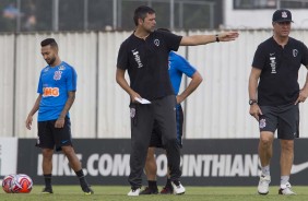 Cuca e Walmir Cruz coordenam os jogadores no treino de hoje no CT