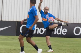 Meia Rgis no treino que prepara a equipe para jogo contra o Santos