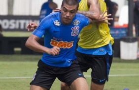 Os jovens Roni e Joo Victor no treino com o elenco principal