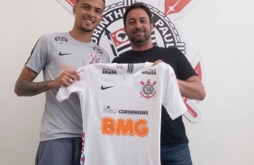 Thiaguinho e Duílio Monteira durante renovação do contrato do meia